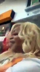 BUZZ VIDEO - EUDOXIE YAO TOMBE À L'AEROPORT