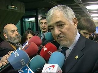 Conde-Pumpido advierte: "O se apartan del terrorismo o no podrán hacer política"