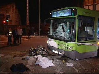 Download Video: Mueren dos jóvenes en Vigo al chocar con su moto contra un autobús