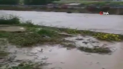 KKTC'de Seyir Halindeki Araçlar Sel Sularına Kapıldı