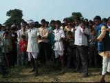 Cientos de personas se lanzan piedras en la India para celebrar sus fiestas