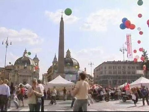 Miles de personas protestan contra la falta de libertad de expresión en Italia