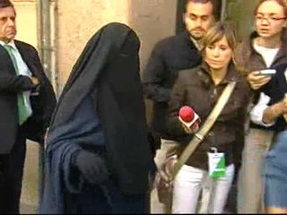 Sale de la audiencia nacional la testigo del burka