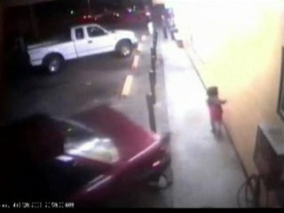 Un bolardo evita el atropello de una niña