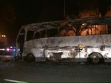Un grupo de encapuchados quema un autobús en Gernika