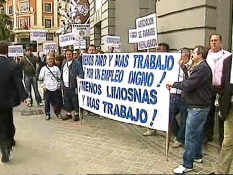 Un grupo de parados pide trabajo en el Congreso