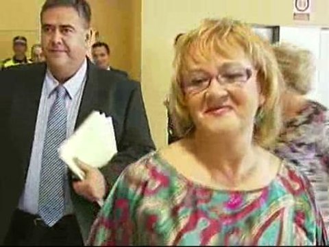 Aplausos y abucheos para los concejales que promueven la moción de censura