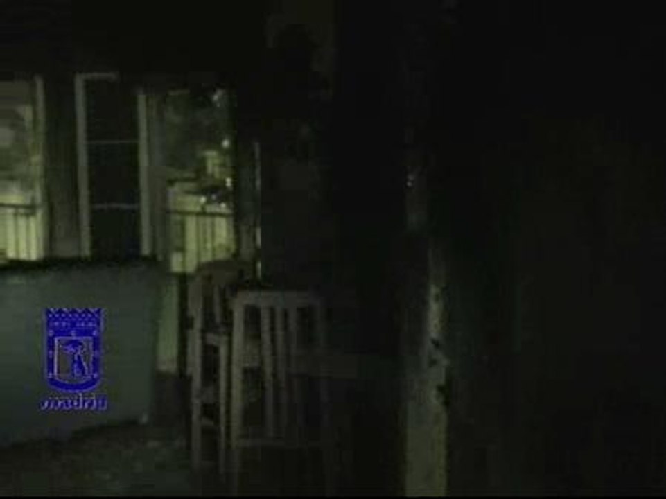 Los bomberos salvan a 3 personas al incendiarse su vivienda en Madrid