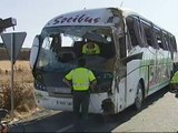 Muere una joven de 24 años al volcar un autobús en Sevilla