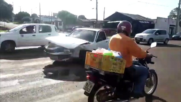 Forte colisão é registrada no Avenidas das Pombas