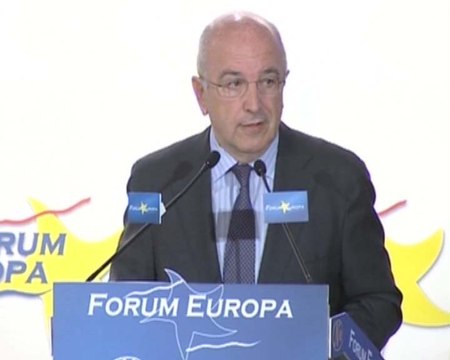 Almunia apuesta limitar sueldos banqueros