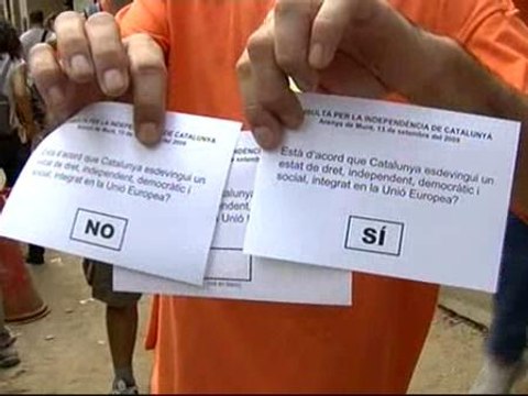 Largas colas en la consulta independentista de Arenys de Munt