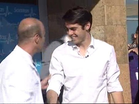 Kaká pasa el reconocimiento médico