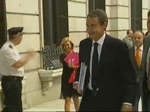Zapatero planea una subida de impuestos para recaudar 15.000 millones de euros