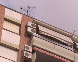 Cae encima de un hombre al intentar suicidarse