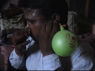 ¿Se puede inflar un globo con la oreja?