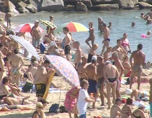 Lleno total en la playa de Barcelona