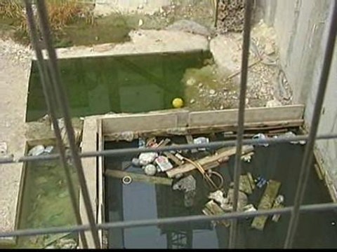 El agua y los escombros, dueños de las obras abandonadas