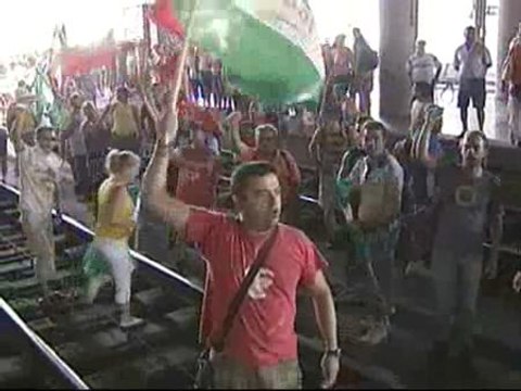 Jornaleros andaluces cortan las vías del AVE en Córdoba durante una hora