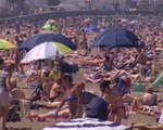 El calor lleva a la gente a playas y piscinas