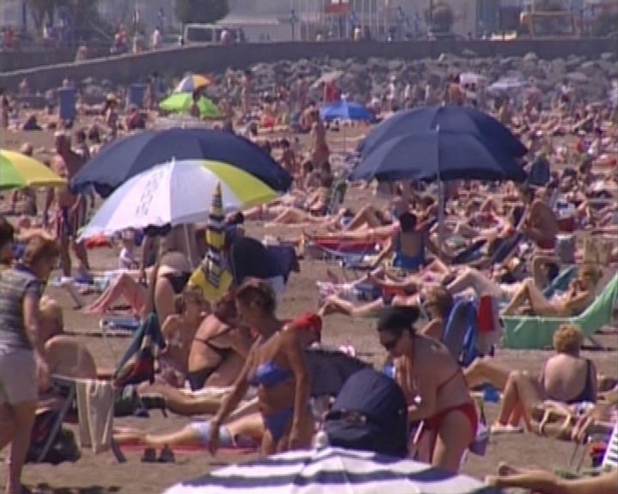 El calor lleva a la gente a playas y piscinas