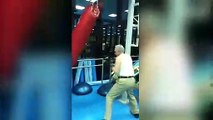 Cet ancien boxeur de 77ans nous fait une belle démonstration !