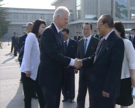 Clinton consigue que liberen a dos periodistas