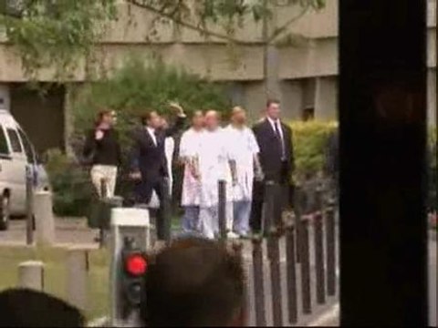 Sarkozy abandona el Hospital acompañado de Carla Bruni