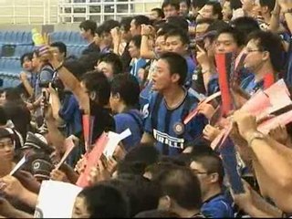Admiradores excitados del Inter de Milan  acuden al entrenamiento de su equipo en China
