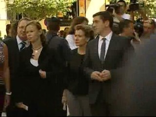 Video herunterladen: Abucheos a Patxi López y Leire Pajín a su llegada al funeral