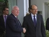 Moratinos traspasa la Verja de Gibraltar