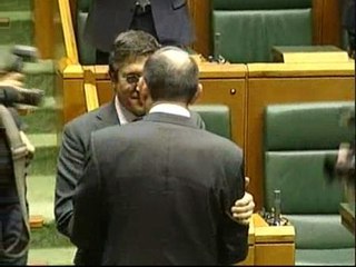 El abrazo entre Patxi López e Ibarretxe