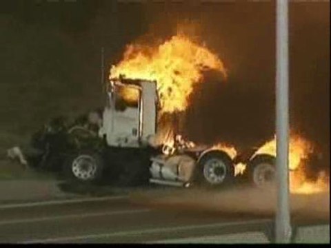 Espectacular incendio en una autopista de EEUU