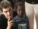 Casillas luce su lado solidario ayudando a los niños de Malí