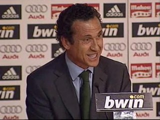Valdano: "El objetivo del club es que Cristiano juegue como sabe y no que consiga una novia española"