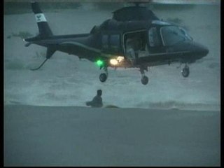 Dramático rescate de un pescador en la India