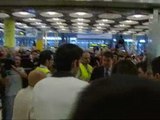Multitudinario recibimiento a Kaká a su llegada a Barajas