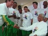 Nelson Mandela visita a los Bafana Bafana