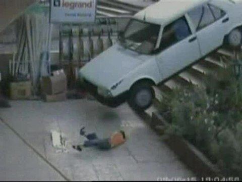 Un niño sale ileso tras un violento atropello