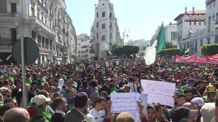 الجزائريون يرفضون مقترحات الجيش ويصرون على رحيل النظام