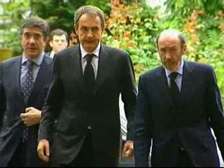 Скачать видео: Zapatero y Rajoy llegan a la capilla ardiente de Eduardo Puelles