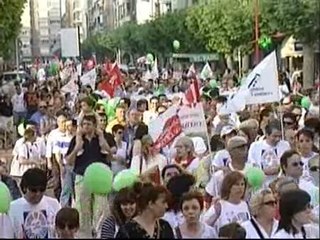 Miles de personas se manifiestan contra el cierre de Garoña