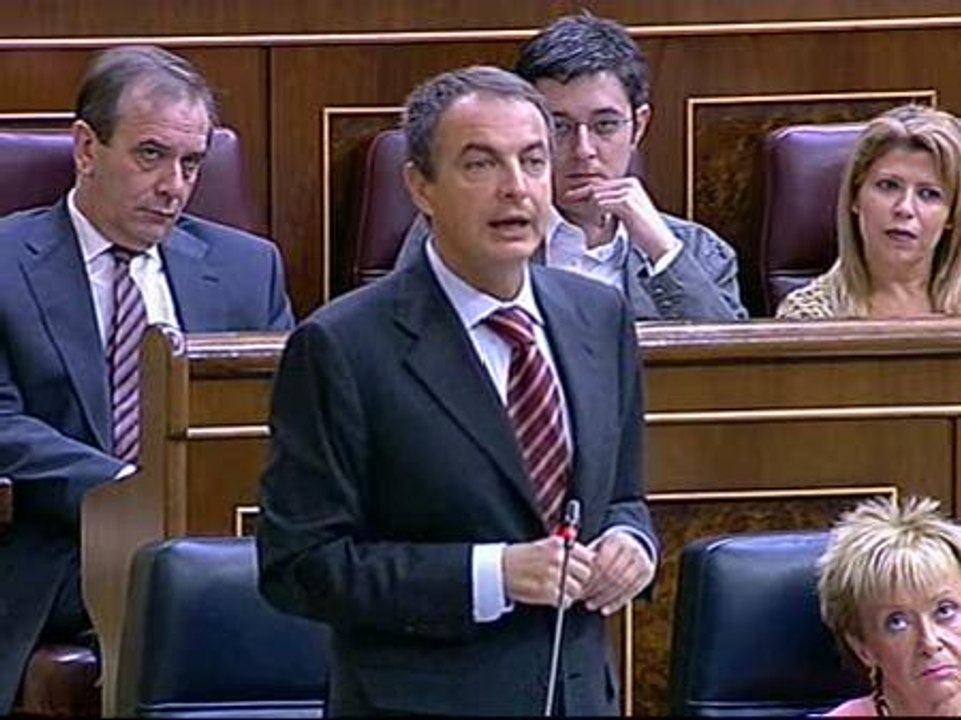 Zapatero reitera en el Congreso que "lo más duro de la crisis ha pasado ya"