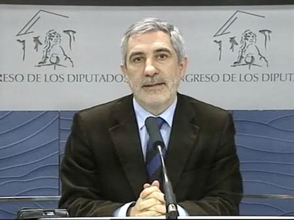 IU tacha de "torpe" y "atropellada" la decisión de retirar las tropas de Kosovo