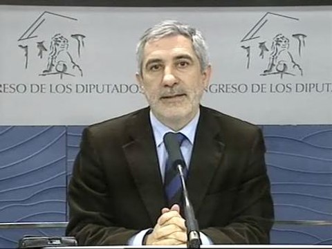 IU tacha de torpe y atropellada la decisión de retirar las tropas de Kosovo