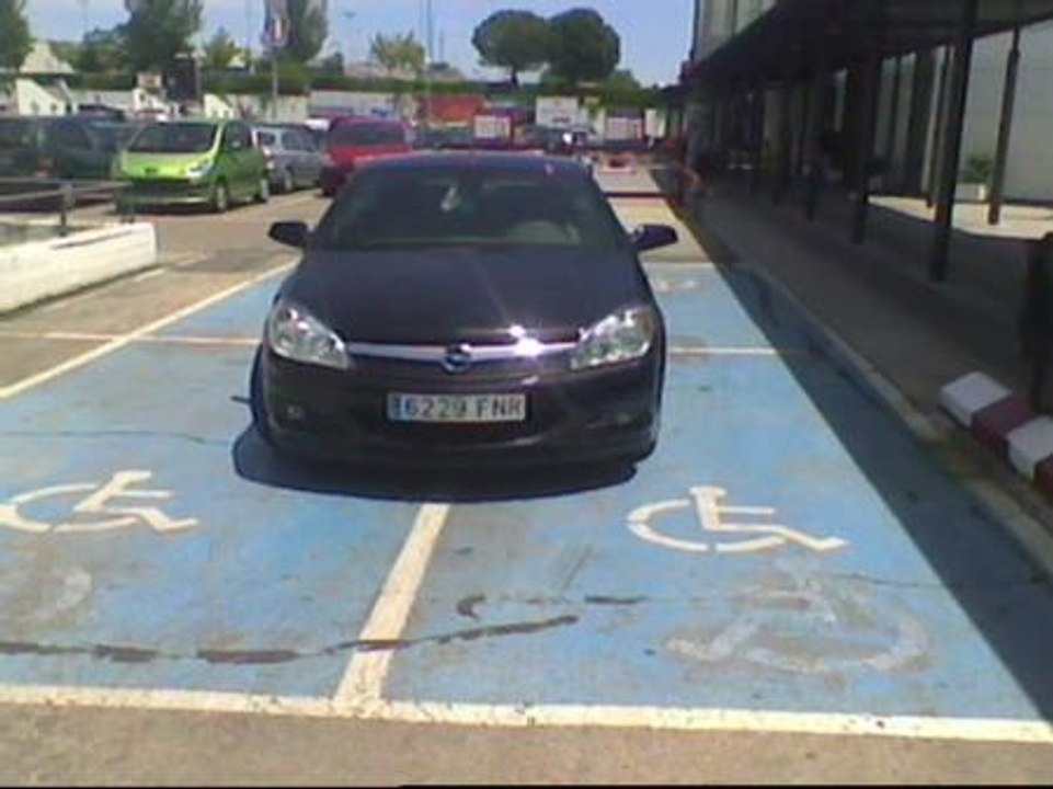 La grúa no podrá retirar los coches aparcados en zona azul cuyos dueños no hayan pagado
