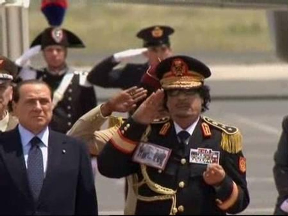 Gaddafi se presenta ante Berlusconi con una foto de un héroe anticolonial en el pecho