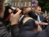 Huevos contra el líder del ultraderechista BNP en el Parlamento británico