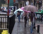 Vuelven los paraguas en casi todo el país