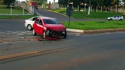 Carro atinge caminhão no Trevo da Portal